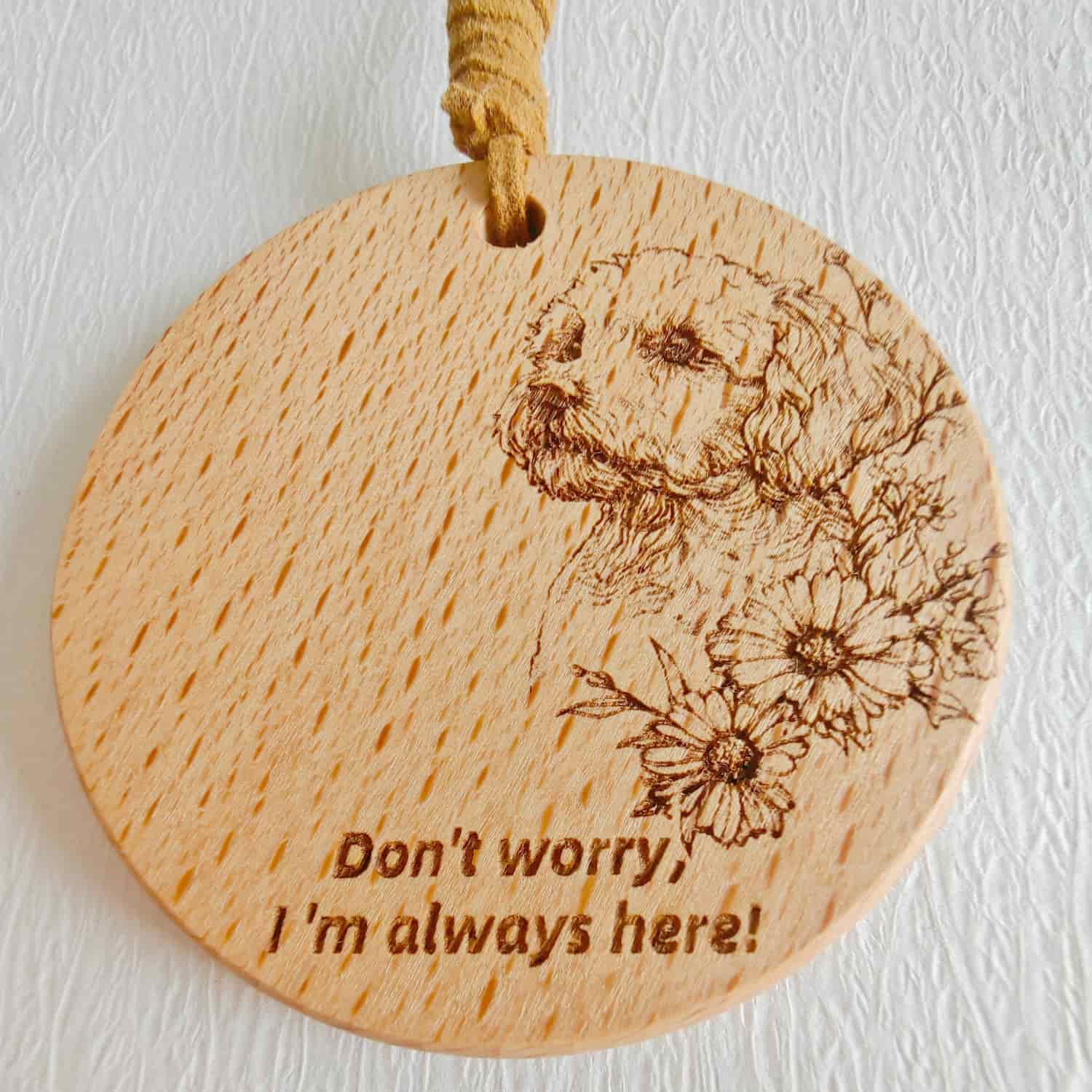  Natural wood grain detail and plastic-free packaging for the Poodle love pendant.
